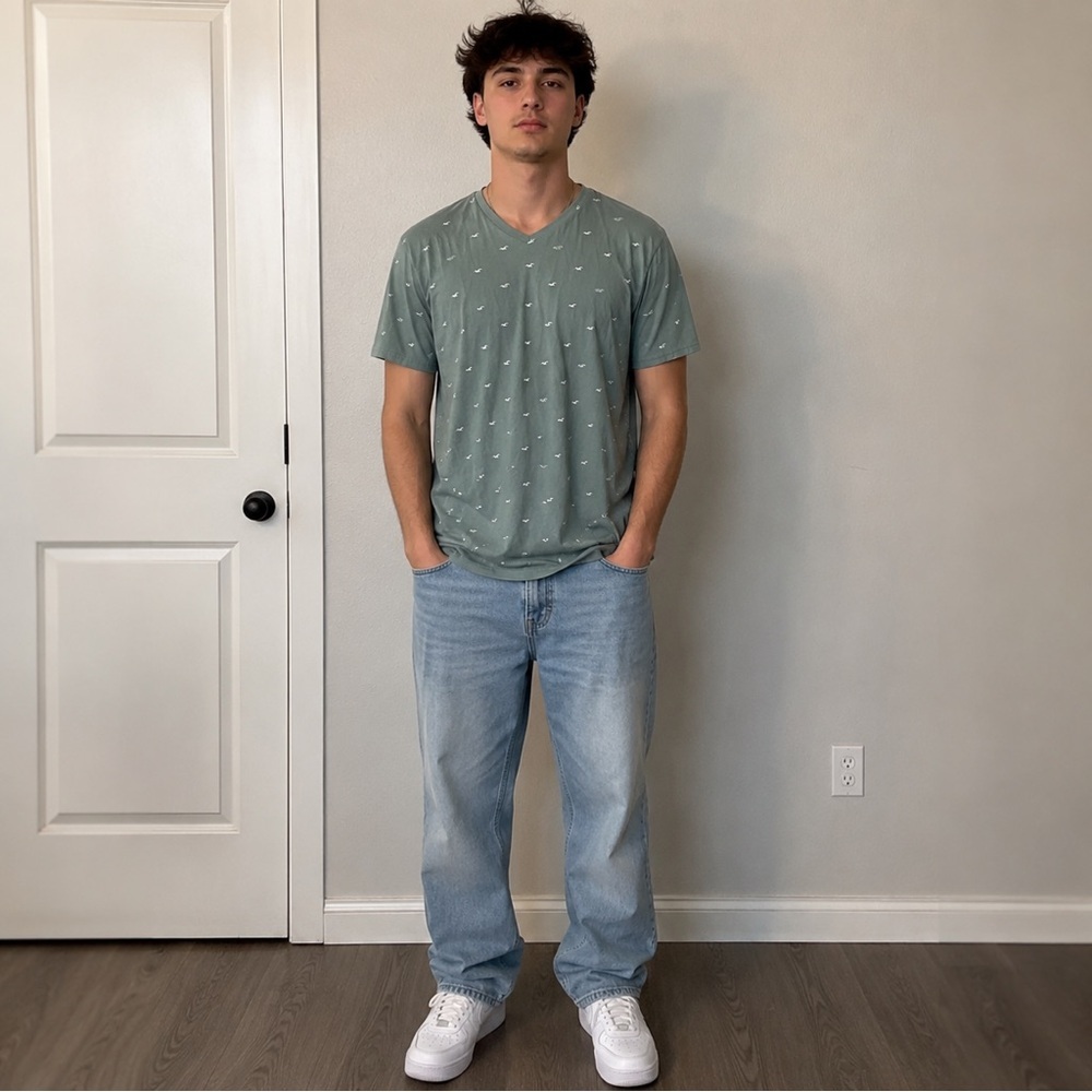 Hollister Men's Teal V-Neck Tee